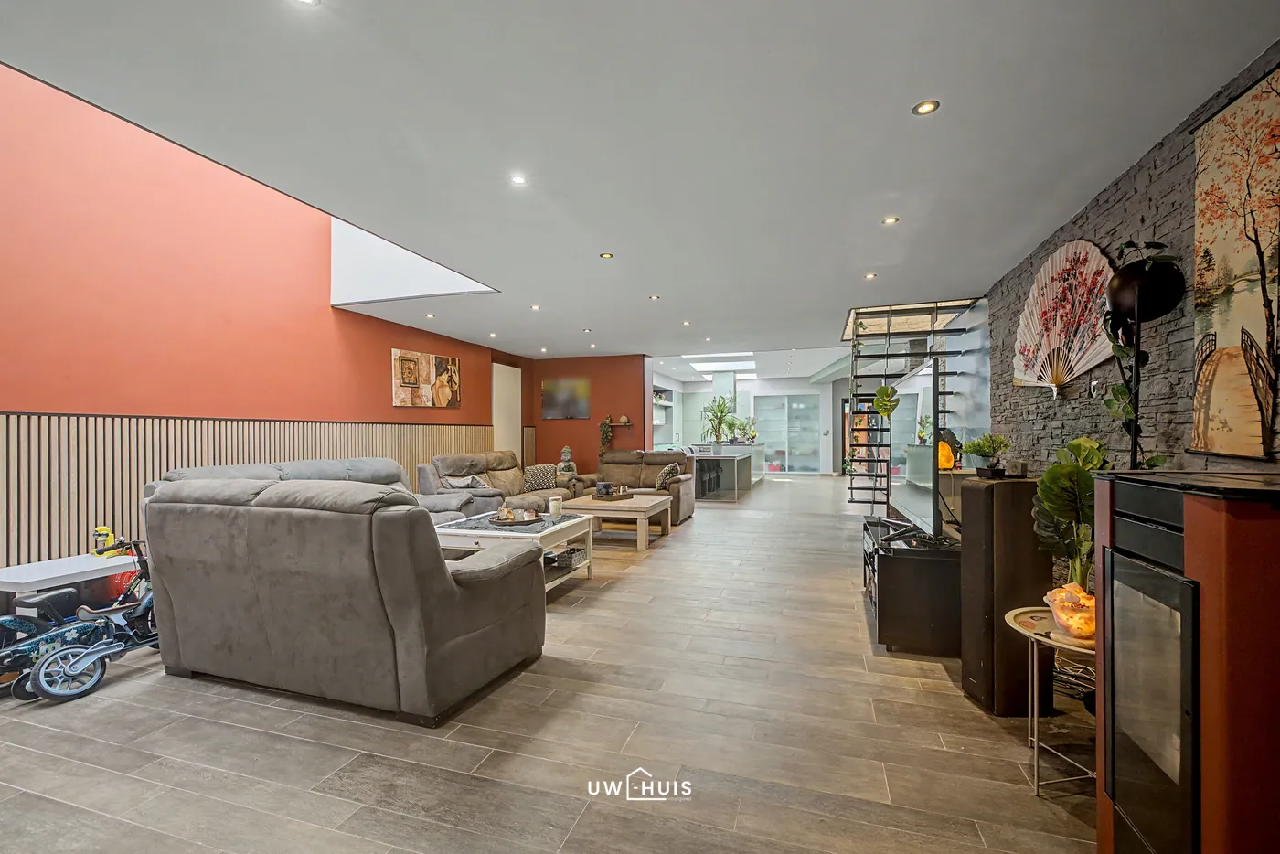 Spacious family home with 7 bedrooms, large garage, and rooftop terrace in the center of Beveren - photo 2