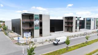 LAATSTE BEDRIJFSUNIT!  Deze indrukwekkende bedrijfsunits gelegen in een stijlvol en modern complex, bieden een unieke kans voor ondernemers die...