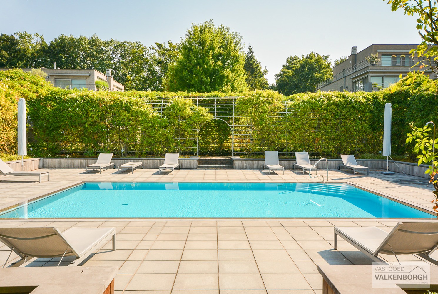 Gelijkvloers appartement met ruim terras en tuin in residentieel domein met zwembad en wellness. - foto 2