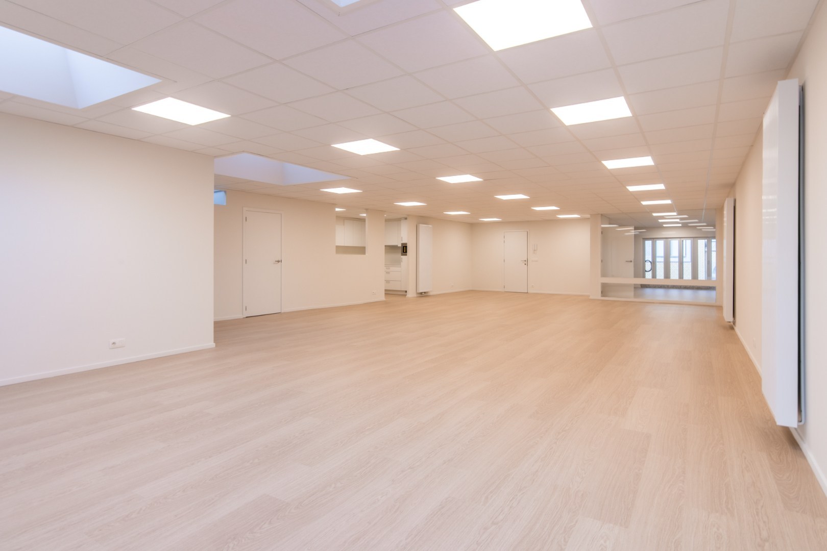 Volledig gerenoveerde kantoorruimte - foto 1