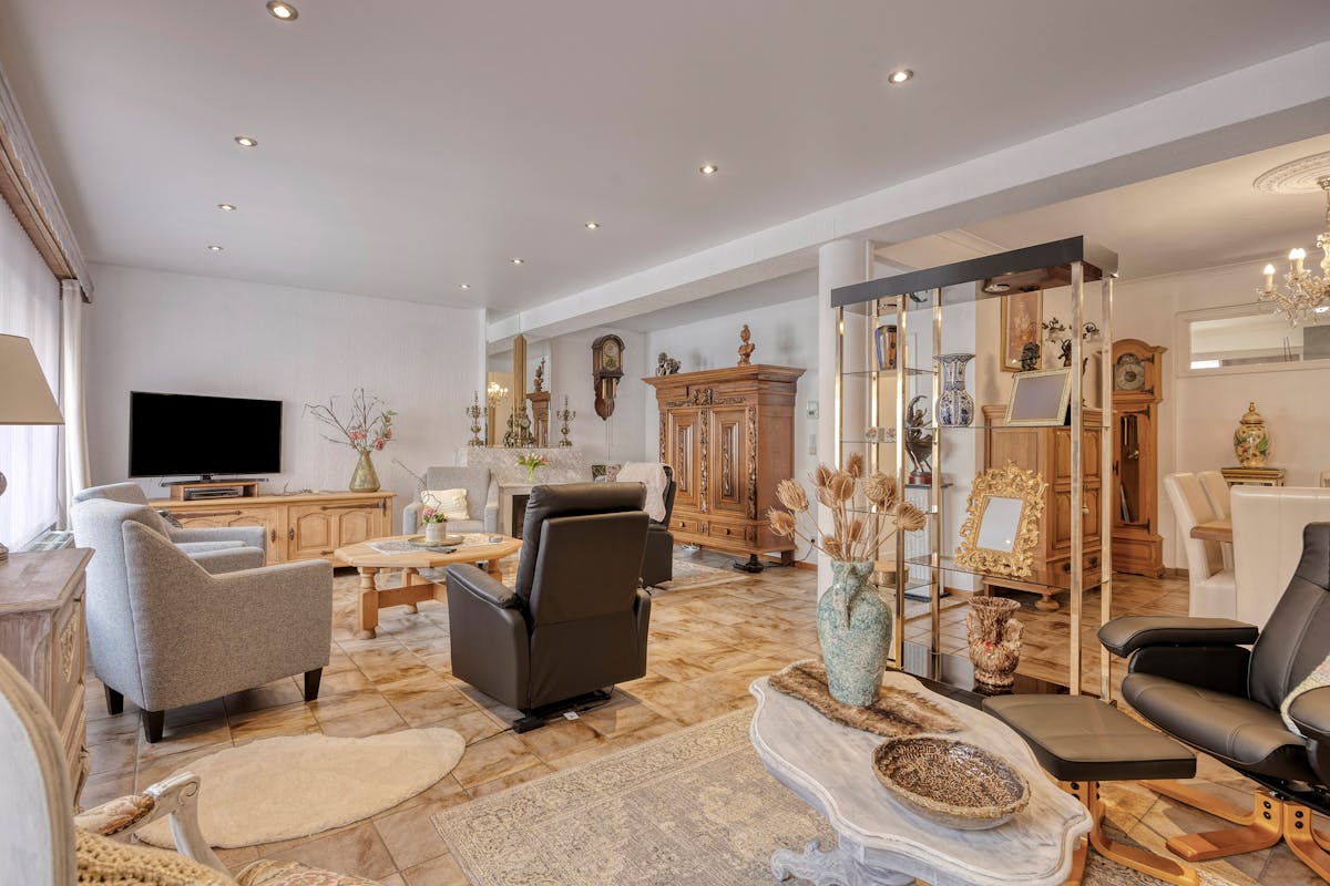 Goed onderhouden huis met riante garage in centrum Maaseik te koop - foto 4