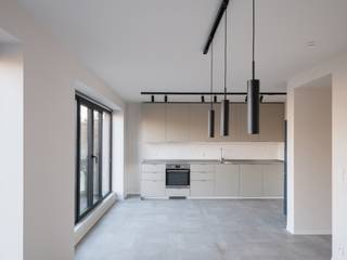 Appartement duplex récemment rénové et économe en énergie, situé dans une résidence particulièrement intimiste ne comptant que deux entités. Grâce à l’absence d’ascenseur et à son excellent niveau de performance énergétique (PEB A), cet appartement bénéficie de charges fixes très faibles.<br /><br />L’emplacement est exceptionnel : en bord de l’eau, sur l’Eedverbondkaai, à distance de marche et de vélo de la gare de Gand-Saint-Pierre ainsi que du centre-ville de Gand. Une combinaison unique de calme, de vues dégagées et d’accessibilité urbaine.<br /><br />L’appartement se compose d’espaces de vie agréables et baignés de lumière. La spacieuse salle à manger profite d’un bel apport de lumière naturelle et offre une vue magnifique sur l’eau. Dans le prolongement, on trouve une salle de bains élégamment aménagée avec double lavabo et douche, ainsi qu’une première chambre à coucher de belle dimension.<br /><br />À l’étage se situe un espace polyvalent pouvant parfaitement servir de seconde chambre, de bureau ou d’espace de vie supplémentaire. Un atout majeur à ce niveau est la terrasse privative, qui offre un agréable espace extérieur.<br /><br />Le bien a été récemment rénové et terminé avec un grand souci de qualité et de détail, ce qui se traduit par un niveau de finition élevé et un appartement prêt à être occupé immédiatement.<br /><br />Côté pratique : un espace est prévu au rez-de-chaussée pour le rangement des vélos, et de nombreuses possibilités de stationnement sont disponibles à proximité immédiate.<br /><br />Une opportunité intéressante pour des parents avec enfants étudiants, des primo-acquéreurs ou des investisseurs à la recherche d’un appartement de qualité, économe en énergie et idéalement situé en bord de l’eau.<br /><br />Pour plus d’informations, veuillez contacter info@vicusvastgoed.be<br /> ou le +32 468 02 26 50.