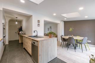 Te koop: instapklare en volledig gerenoveerde woning in het rustige Groenhof te Zedelgem. Deze woning is gelegen in een aangename,...