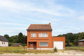 Voor verdere info of een vrijblijvende waardebepaling van uw eigendom: jordi.broes@homixx.be of 016 199 340.<br /><br />Bent u op zoek naar een renovatieproject op een toplocatie waar u uw eigen stempel op kunt drukken? <br />Homixx Vastgoed stelt u met trots deze charmante, te renoveren open bebouwing voor, gelegen in de Nieuwstraat te Keerbergen vlakbij de Golf en het Meer van Keerbergen. <br />Gesitueerd op een zeer ruim perceel van maar liefst 945 m², biedt deze eigendom de perfecte combinatie van rust, ruimte en een uitstekende bereikbaarheid.<br /><br />Met een bewoonbare oppervlakte van 211 m² beschikt deze woning over een uiterst solide en praktische basis. <br />Bij het betreden van de woning vindt u op het gelijkvloers een te renoveren keuken en 2 leefruimtes. <br />Daarnaast is er een praktische berging die tevens dienstdoet als wasplaats, ook is er een apart toilet en een badkamer. <br />De eerste verdieping biedt plaats aan drie slaapkamers, waarvan 2 grote en 1 kleine. <br />Heeft u nood aan nog meer ruimte? <br />De royale zolder is bereikbaar met een vaste trap en biedt fantastische uitbreidingsmogelijkheden voor het creëren van extra slaapkamers of opslag. <br />Bovendien is de woning voorzien van een kelder, wat extra opbergruimte of technische mogelijkheden garandeert.<br /><br />Ook buitenom is het comfort hier troef. <br />Genieten van zonnige dagen kan in de royale tuin. <br />Voor uw wagens is er meer dan voldoende plaats: de woning beschikt over een inpandige garage en een grote oprit die ruimte biedt aan nog eens 4 tot 5 buitenparkeerplaatsen.<br /><br />Kortom, een unieke opportuniteit voor handige doe-het-zelvers of investeerders die een droomwoning willen realiseren op een echte toplocatie! <br />Wij begeleiden u met onze persoonlijke aanpak en expertise met veel plezier doorheen dit proces.