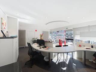 Ontdek deze interessante opportuniteit voor de huur van een veelzijdig handelspand met potentieel voor kantoorruimte, gelegen op een steenworp afstand van het bruisende commerciële hart van Blankenberge. Dankzij de gunstige ligging geniet dit pand van een vlotte bereikbaarheid en een goede visibiliteit.De ruimte is praktisch ingedeeld en beschikt over alle basiscomfort:Een aanwezige sanitaire voorziening biedt het nodige gemak.Twee bijkomende (vergader)zalen bieden flexibiliteit voor diverse doeleinden, zoals besprekingen, workshops of individuele werkplekken.Een functioneel keukentje is aanwezig, ideaal voor het bereiden van een snelle lunch. Aansluitend is er een gezellig koertje, een aangename buitenruimte voor ontspanning.De brede glazen vitrine biedt een uitstekende mogelijkheid om uw activiteiten of producten in de kijker te zetten en de aandacht van passanten te trekken.Het pand wordt verwarmd door een energiezuinige gasinstallatie, wat zorgt voor een comfortabele werkomgeving tijdens de koudere maanden.Er zijn individuele tellers voor water, elektriciteit en gas.De onroerende voorheffing is ten laste van de huurder.Er wordt een huurwaarborg van 3 maanden gevraagd.Bent u op zoek naar een goed gelegen en functionele ruimte voor uw handelsactiviteiten of kantoor? Aarzel niet om contact op te nemen voor meer informatie of een bezichtiging ter plaatse. Dit pand biedt een uitstekende basis voor uw onderneming in Blankenberge!