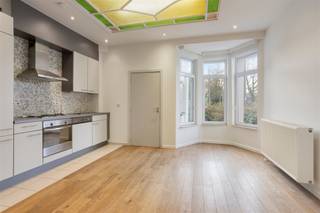 EEN BEZOEK IS ENKEL ONLINE IN TE PLANNEN VIA ONZE WEBSITE www.structura.be VIA DE KNOP "PLAN UW BEZOEK". Gerenoveerd appartement TE HUUR in een...