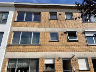 <p>Ruim appartement met 2 slaapkamers en garage te huur in Stabroek</p><p>Berkenlaan 62, 2940 Stabroek</p><p>Dit aangename appartement van ongeveer 85 m² is gelegen op de 3de verdieping en beschikt over een praktische indeling met 2 slaapkamers. Dankzij de garage en extra opbergruimte biedt het appartement bovendien heel wat comfort en bergruimte.</p><p>Indeling en voorzieningen</p><p>* Ruime leefruimte<br />* 2 slaapkamers<br />* Keuken<br />* Badkamer<br />* Aparte ruimte/voorziening voor een wasmachine<br />* Extra opbergruimte<br />* Eigen garage<br />* Gelegen op de 3de verdieping</p><p>Huurprijs</p><p>€920 per maand</p><p>Gemeenschappelijke kosten voor gas en water: €130 per maand</p><p>Totale maandelijkse kost: €1.050</p><p>📍 Adres: Berkenlaan 62, 2940 Stabroek</p>