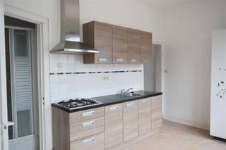 <p><span>Dit appartement is gelegen op de 1ste verdieping en heeft een aparte ingang met trap.</span></p><p><span>Het appartement is gelegen in het centrum van Hoegaarden, vlak aan Okay en de plaatselijke scholen en andere winkels. </span></p><p><span>Alles is te bereiken op wandelafstand.</span></p><p><span>Het appartement omvat een living, keuken met voldoende plaats voor een tafel, wasplaats, aparte slaapkamer en een badkamer met toilet en douche.</span></p><p><span>Er zijn geen bijkomende kosten.</span></p><p><span> </span></p>