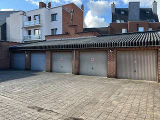 De snelste manier om een bezoek te brengen aan deze garagebox? Vraag je bezoek aan via de rode knop op onze website (www.dewaele.com) en je wordt gecontacteerd door één van onze verhuurexperten. <br /><br />Afgesloten garagebox in het centrum van Roeselare.<br /><br />Specifieke kenmerken<br />- Afgesloten garage<br />- zeer centrale ligging nabij het stadscentrum.<br /><br />Ben jij geïnteresseerd in deze garagebox te huur in Roeselare? Aarzel dan niet ons te contacteren.