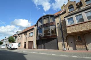 Smaakvolle bel-étagewoning met 5 slaapkamers en mooie zuidgerichte terrassen met open zicht, aangenaam gelegen op 500 meter van de zeedijk van Heist...