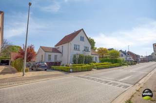 Karaktervolle landelijke villa met polyvalente praktijkruimte op uitzonderlijk perceel van 31a65 in Rijkhoven<br /><br />In het groene en rustige Rijkhoven bevindt zich deze charmante landelijke villa op een prachtig perceel van maar liefst 31a65. Een unieke eigendom waar ruimte, privacy en multifunctioneel wonen perfect samenkomen.<br /><br />Bij het betreden van de woning word je verwelkomd in een royale en lichtrijke leefruimte met indrukwekkend zicht op het terras, de diepe tuin en de achterliggende weilanden. De landelijke omgeving en het open uitzicht zorgen hier voor een bijzonder rustgevend gevoel.<br /><br />Een absolute troef van deze woning is de zeer ruime polyvalente praktijkruimte met aparte ingang. Deze ruimte biedt tal van mogelijkheden en is ideaal voor een vrij beroep, kantoor aan huis, hobbyruimte of extra leefgedeelte.<br /><br />Het magnifieke terras vormt de perfecte plek om te genieten van de uitzonderlijke tuin en het prachtige vergezicht. De tuin heeft een diepte van maar liefst 112 meter en biedt volledige privacy. Bovendien werd reeds een put uitgegraven en beton voorzien voor de aanleg van een zwembad.<br /><br />De villa beschikt over 4 slaapkamers verdeeld over de verdiepingen. Op het eerste verdiep bevinden zich 2 slaapkamers en een badkamer uitgerust met ligbad, dubbele wastafel en toilet. Op het gelijkvloers is er een tweede badkamer met douche en toilet. Het tweede verdiep herbergt nog eens 2 extra slaapkamers.<br /><br />Verder beschikt de woning over:
<ul>
	<li>een ruime kelder onder de woning</li>
	<li>een mooie voortuin</li>
	<li>een grote carport voor 2 wagens</li>
	<li>een tuinhuis</li>
	<li>alarmsysteem</li>
	<li>14 zonnepanelen</li>
	<li>verwarming op mazout</li>
</ul>
Extra troef: het dak werd in 2012 volledig gerenoveerd.<br /><br />Deze op te frissen eigendom combineert landelijke charme, uitzonderlijke volumes en professionele mogelijkheden op een unieke locatie. Een zeldzame kans voor wie op zoek is naar ruimte, rust en het potentieel om de woning volledig naar eigen smaak te moderniseren.<br /><br />Voor meer info of een bezoek ter plaatse neem dan contact op met 0478 30 04 25 of michiel@vestio.com