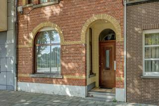 <p>Op zoek naar een burgerswoning met karakter, ruimte en mogelijkheden? Deze charmante kunstenaars woning combineert een authentieke uitstraling met royale leefruimtes en een aangename, volledig omsloten tuin.</p><p>Het gebouw van ongeveer 100 jaar spreekt al boekdelen door de karaktervolle en knappe gevel in deze schitterende laan vlakbij het centrum.</p><p>Op het gelijkvloers ontdekt u via het portaal een keurige traphal en verschillende ruime vertrekken met een bijzondere, artistieke uitstraling. De indeling biedt volop mogelijkheden voor het creëren van een gezellige woon- en eetruimte, aangevuld met een praktische keuken met eethoek met zicht op de tuin. Eveneens op het gelijkvloers bevindt zich de ruime badkamer, uitgerust met een dubbele wastafel en toilet. Daarnaast is er plaats voorzien voor wasmachine en droogkast en een apart toilet anex berging.</p><p>Op de verdieping bevinden zich 2 ruime slaapkamers. De royale zolder met vaste trap vormt een belangrijke extra troef: mits een extra wand kan deze worden ingericht als 2 bijkomende slaapkamers, waardoor de woning potentieel tot 4 slaapkamers biedt.</p><p>Buiten geniet u van een volledig omsloten tuin, een fijne plek om in alle privacy tot rust te komen en naar eigen smaak in te richten.</p><p>Ook praktisch scoort deze woning sterk. De ruime garage is rechtstreeks bereikbaar vanuit de achterliggende straat en beschikt over een elektrische garagepoort, waardoor u uw wagen eenvoudig kunt binnenrijden. Daarnaast is er voldoende ruimte voor fietsen en extra opslag. De tuin zelf is diep genoeg om kinderen te laten spelen en zelf een terras te genieten.</p><p>Infoplicht: EPC label C– Vg, Wg, Gmo, Gvkr, Gvv – P-score: A – G-score: A. Dit is geen aanbod. Alle informatie is onder voorbehoud van materiële vergissingen en/of wijzigingen. De vermelde oppervlaktes zijn louter indicatief.<span><span>OPEN HUIZEN DAG </span></span></p>