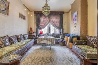 Ontdek deze praktische gezinswoning, een unieke kans om een huis te kopen in de bruisende stad Vilvoorde. Dit vastgoed is gelegen aan de Schaarbeeklei, een belangrijke verbindingsweg tussen Vilvoorde en Brussel, en biedt een ideale balans tussen stadsleven en comfort.Deze gesloten bebouwing in Vilvoorde beschikt over een kleine stadstuin, perfect om te ontspannen na een drukke dag. U geniet hier van uw eigen plekje, terwijl u toch alle voorzieningen van Vilvoorde binnen handbereik heeft.De indeling van dit pand te koop is als volgt:Gelijkvloers:- Inkomhal- Woon- en eetruimte- Uitgeruste keuken- Toegang tot terras en stadstuinEerste verdieping:- Grote slaapkamer met dressing- Handig bureauTweede verdieping:- Slaapkamer- Badkamer- Bureau met trap naar mezzanine/kinderkamer onder het dakGoed EPC, klasse C. De bereikbaarheid van dit huis is uitstekend. Het centrum van Vilvoorde is vlakbij en het openbaar vervoer, met station Vilvoorde op wandelafstand, zorgt voor vlotte verbindingen. Dit maakt het een aantrekkelijke koop voor wie op zoek is naar een comfortabele gezinswoning in een dynamische omgeving. Deze woning is een mooie opportuniteit voor wie een praktisch huis wil kopen in Vilvoorde.