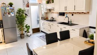 <p><span>Deze hoge, volumineuze woning, ligt in de binnenstad van Mechelen. De voordeur geeft uit op de Adegemstraat (zone 30), die werd heraangelegd met groen, zitbanken, ruimte voor fietsers en voetgangers, plus 71 tegeltuinen. De achterdeur geeft uit op de brede Koningin Astridlaan, waar u vlot met een bewonerskaart kunt parkeren. Dit asbestvrije huis werd het laatst gerenoveerd in de periode 2008-2009. De woning is reeds uitgerust met diverse energiezuinige voorzieningen, waaronder dakisolatie, een recente condensatieketel en ramen in witte PVC. De intieme living (elektrisch rolluik) met hoge plafonds aan de straatkant, is via een ruime hal verbonden met de grote eetkeuken. We spotten hier onder meer een gaskookplaat met 5 pitten en een dampkap. De naastgelegen bijkeuken/wasplaats geeft uit op de Koningin Astridlaan. Qua bergruimte beschikt u overigens ook over een kelder. Comfortabel aan dit huis is dat er op elk van de drie niveaus een toilet is voorzien. Voorts kunt u gelijkvloers douchen en treft u op de tweede verdieping onder dak een op te frissen badkamer met ligbad en lavabomeubel aan. Van de 3 zeer ruime kamers (laminaat), liggen er 2 op de eerste verdieping, waar er plaats is voor een dubbel bed, kleerkasten en een bureelhoek. Ook de derde kamer op de tweede verdieping heeft een volwaardig plafond, zonder schuine kanten. De bijkomende zolderruimte is zichtbaar geïsoleerd, maar niet vlot toegankelijk.</span></p>