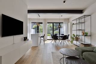 Indeling:Gelijkvloerse verdieping:- inkomhal voorzien van een veiligheidsdeur- apart toilet met handenwasser- woon- en eetkamer - volledig...