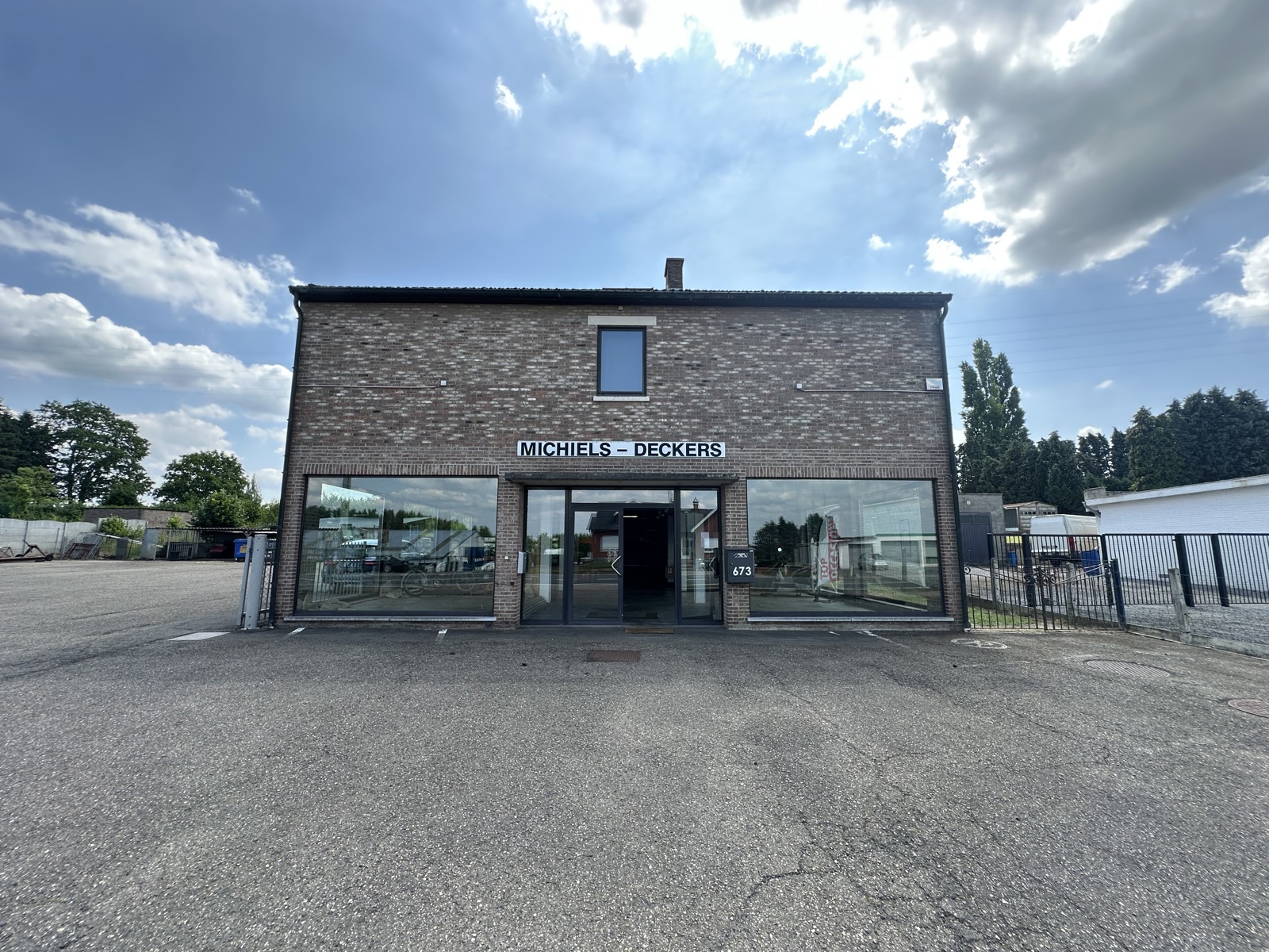 Handelspand met woonst, showroom, loods en bouwgrond - foto 5