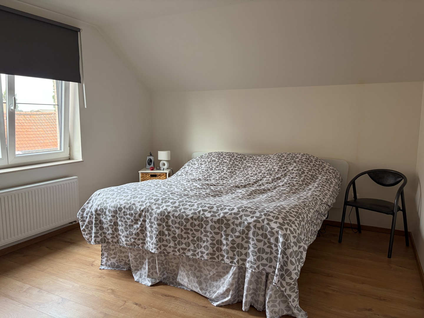 Halfopen woning met 3 slaapkamers, garage en grote tuin. - foto 5