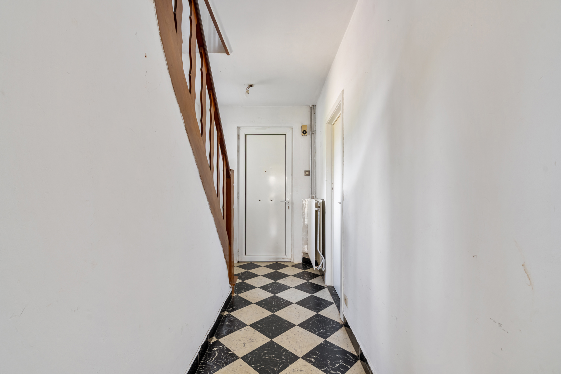 Charmant renovatieproject met 2 slpk en zonnige tuin - foto 2