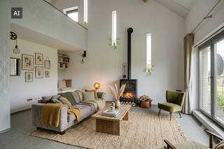 Bent u op zoek naar een unieke, instapklare open bebouwing op een uiterst rustige locatie? Dit prachtig gelegen huis te koop in Bree bevindt zich in een doodlopende straat, waardoor u geniet van maximale privacy en minimale passage, terwijl alle nodige voorzieningen en invalswegen vlot bereikbaar zijn. Een ideale kans voor wie houdt van rust en ruimte in het gezellige Bree.<br /><br />Bij het betreden van de woning komt u via de inkomhal terecht in de lichtrijke living met een moderne, open keuken. De nachthal biedt toegang tot een comfortabele slaapkamer, een apart toilet en de functioneel ingerichte badkamer. Op de eerste verdieping bevindt zich een ruime overloop die leidt naar een tweede slaapkamer en een praktische bureauruimte, ideaal voor thuiswerk.<br /><br />Een absolute troef van dit vastgoed in Bree is de verrassend ruime kelderverdieping. Dankzij de grote raampartijen geniet deze ruimte van een overvloed aan natuurlijk licht. Hierdoor kan de kelder volledig naar eigen wens worden ingericht: denk aan een speelkamer, extra slaapkamers of zelfs een kleinschalige wooneenheid voor opgroeiende kinderen of kangoeroewonen.<br /><br />Buiten treft u een heerlijke tuin aan, compleet uitgerust met een handige tuinberging, een serre en een overdekte opslagplaats voor hout. Het pand is bovendien gebouwd met het oog op uiterst zuinig wonen. Dit ecologische karakter wordt versterkt door de aanwezige zonnepanelen, een gezellige houtkachel in combinatie met propaangas, en een eigen watervoorziening via gefilterd grondwater voor de volledige woning.<br /><br />Als kers op de taart biedt de aankoop van dit huis in Bree de exclusieve mogelijkheid om een nabijgelegen stuk landbouwgrond van maar liefst circa 9 are aan te kopen, gelegen op amper 3 minuten wandelen van de woning. Mis deze unieke kans niet. <br /><br />Bestuursmaatregelen in het maatregelenregister: nee<br /><br />Deze AI-visualisaties zijn bedoeld als inspiratie. Er werd geen rekening gehouden met technische specificaties, stedenbouwkundige voorschriften of de concrete mogelijkheden tot realisatie.