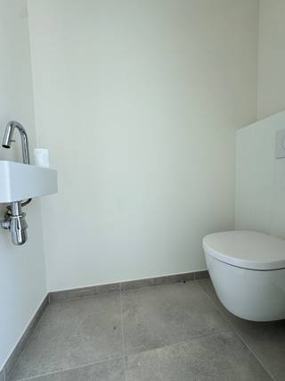 Deze nieuwbouwwoning bestaat uit: inkomhal - toilet - living - keuken - berging/wasplaats - nachthal - 3 slaapkamers - badkamer - technische ruimte...