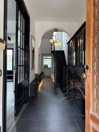 Deze herenwoning in Bissegem straalt authenticiteit uit zowel binnen als buiten. De aantrekkelijke voorgevel springt uit in het straatzicht!<br />Hoge plafonds en parketvloer stralen ook binnen dezelfde look uit.<br />De leefruimte biedt zicht op de tuin en is verbonden naar de keuken die volledig is geïnstalleerd. Achteraan bevindt zich een gelijkvloerse kamer die momenteel gebruikt wordt als bureau maar kan perfect ook als slaapkamer gebruikt worden.<br />Op het eerste verdiep bevinden zich twee slaapkamers met vernieuwde badkamer. Op het tweede verdiep zijn er nog twee slaapkamers te vinden, die tevens als één kan gebruikt worden door de schuifdeur. Verder is er ook nog een badkamer met inloopdouche.<br />De diepe tuin met ruim zonneterras is perfect georiënteerd als je graag geniet van de laten namiddag / avond zon.<br />Verder is er ook nog een droge kelder.<br /><br />Pluspunten:<br />- authenticiteit<br />- 4 slaapkamers met mogelijkheid tot 5!<br />- zonnepanelen<br /><br />Interesse? Aarzel niet ons een seintje te geven!<br />056 25 26 19