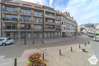 In de stijlvolle en<strong> recente residentie Trimaran</strong> bevindt zich deze prachtige, instapklare studio op een toplocatie in het hart van de badstad. Geniet dagelijks van een zonnig en open uitzicht op het charmante <strong>Sloepenplein</strong>, terwijl de <strong>zeedijk, het strand en de gezellige winkelstraten zich op slechts enkele stappen</strong> bevinden.<br /><br />Deze <strong>moderne studio</strong> maakt deel uit van een jong gebouw en onderscheidt zich door haar hoogwaardige afwerking, ruime indeling en uitstekende lichtinval. De brede leefruimte sluit naadloos aan op de open, volledig uitgeruste keuken, wat zorgt voor een aangenaam gevoel van ruimte en comfort.<br /><br />Via het terras geniet u van een mooi zicht op het plein en de levendige omgeving, zonder in te boeten aan rust en privacy.<br /><br /><strong>Troeven van deze eigendom:</strong>
<ul>
	<li>Recente studio in de residentie Trimaran</li>
	<li><strong>Uitstekende centrale ligging nabij zee, strand en winkels</strong></li>
	<li>Open en zonnig zicht op het Sloepenplein</li>
	<li><strong>Terras met aangenaam pleinzicht</strong></li>
	<li>Luxueuze en kwalitatieve afwerking</li>
	<li><strong>Garage en kelderberging inbegrepen in de prijs</strong></li>
	<li>Ruime open keuken</li>
	<li><strong>Brede en lichtrijke leefruimte</strong></li>
	<li>Ideaal als tweede verblijf, investering of eigen woonst</li>
</ul>
Een unieke kans voor wie op zoek is naar een stijlvolle studio op een toplocatie aan de kust.<br /><br /><strong>Contacteer ons vandaag nog voor een bezoek!</strong>