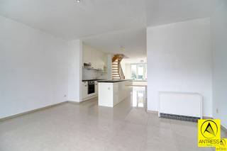 <p><span>Instapklaar duplex 2 slaapkamer appartement met terras en parkeerplaats voor het gebouw.</span></p><p><span>Onmiddellijk beschikbaar, geen maandelijkse kosten, geen huisdieren toegelaten, roken in het appartement niet toegelaten, maximum 3 bewoners, 3 maanden huurwaarborg.</span></p><p><span> </span></p><p><span>Omschrijving:</span></p><p><span>Via de trap bereiken we de eerste verdieping.<br />De inkomhal is voorzien van een vestiairehoekje en gastentoilet met handenwasser.<br />De zonnige leefkamer is ingericht met salon, in het midden open leefkeuken en achteraan eetkamer.</span></p><p><span>Via de kamerhoge schuiframen bereiken we het ruim terras met leuk zicht op groen.</span></p><p><span>Op de tweede verdieping treffen we de 2 slaapkamers of slaapkamer/dressing en de badkamer.<br />De badkamer is uitgerust met douche, lavabo en 2e wc.</span></p><p><span>Het appartement beschikt over een zolder en parkeerplaats voor het gebouw.</span></p>