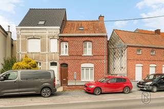 Idéalement située au centre du paisible village de Rumes, cette maison mitoyenne à rafraîchir pouvant être idéale pour un investissement ou un 1er achat se compose comme suit ; <br /><br />Au rez-de-chaussée : Un hall d'entrée avec WC séparé amenant sur un séjour en deux parties (Salon / salle à manger), une cave saine, une cuisine équipée offrant un accès vers l'extérieur composé d'une grande cour pouvant être revue en jardin, une remise, un atelier.<br /><br />Au 1er étage : Deux chambres à coucher et une salle de bains.<br /><br />TECHNIQUES : Chauffage électrique par accumulation, tout à l'égout, châssis DV partiel, persiennes, PEB G, RC 260€