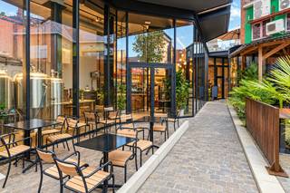 TE HUUR: Handelspand met terras in het hart van Hasselt<br /><br />Tussen de levendige Raamstraat en de populaire Zuivelmarkt, één van de drukste en gezelligste straten van Hasselt, bevindt zich dit moderne handelspand van circa 245 m², inclusief een ruim zonneterras van 80 m². Dit unieke pand, dat voordien dienst deed als brouwerij, biedt tal van mogelijkheden voor ondernemers.<br /><br />Indeling van het handelspand:<br /><br />- Handelsruimte van ca. 200 m² met een plafondhoogte van 4m70 – ideaal voor een ruime en luchtige inrichting.<br />- Mezzanine van 45 m², perfect voor extra zitplaatsen of een exclusieve lounge.<br />- Dakterras van 80 m² met prachtig uitzicht op de Zuivelmarkt.<br />- Terras vooraan, ideaal voor extra visibiliteit en klantenbeleving.<br /><br />Mogelijkheden:<br /><br />- Geschikt voor retail en diverse commerciële doeleinden.<br />- Vrij van brouwer – volledige vrijheid in concept en uitbating.<br />- Gelegen naast het drukbezochte en bekende La Bottega.<br />- Uitstekende locatie voor een restaurant, café of handelszaak met zichtbare passage.<br /><br />De huurprijs wordt als volgt opgebouwd:<br /><br />- Jaar 1: € 2.750 per maand<br />- Jaar 2: € 3.500 per maand<br />- Jaar 3: € 4.000 per maand<br /><br />Alle huurprijzen zijn exclusief eventuele bijkomende kosten.<br /><br />Interesse? Mis deze unieke kans niet en ontdek zelf de mogelijkheden van dit tophandelspand in het centrum van Hasselt!<br /> <br /><br /><br />