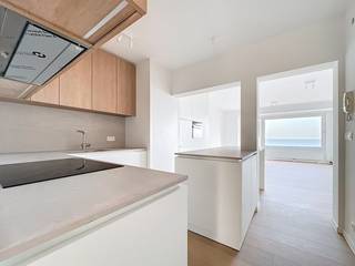 Cet appartement situé au huitième étage (type traversant) a été entièrement rénové avec des matériaux de haute qualité et des placards intégrés...