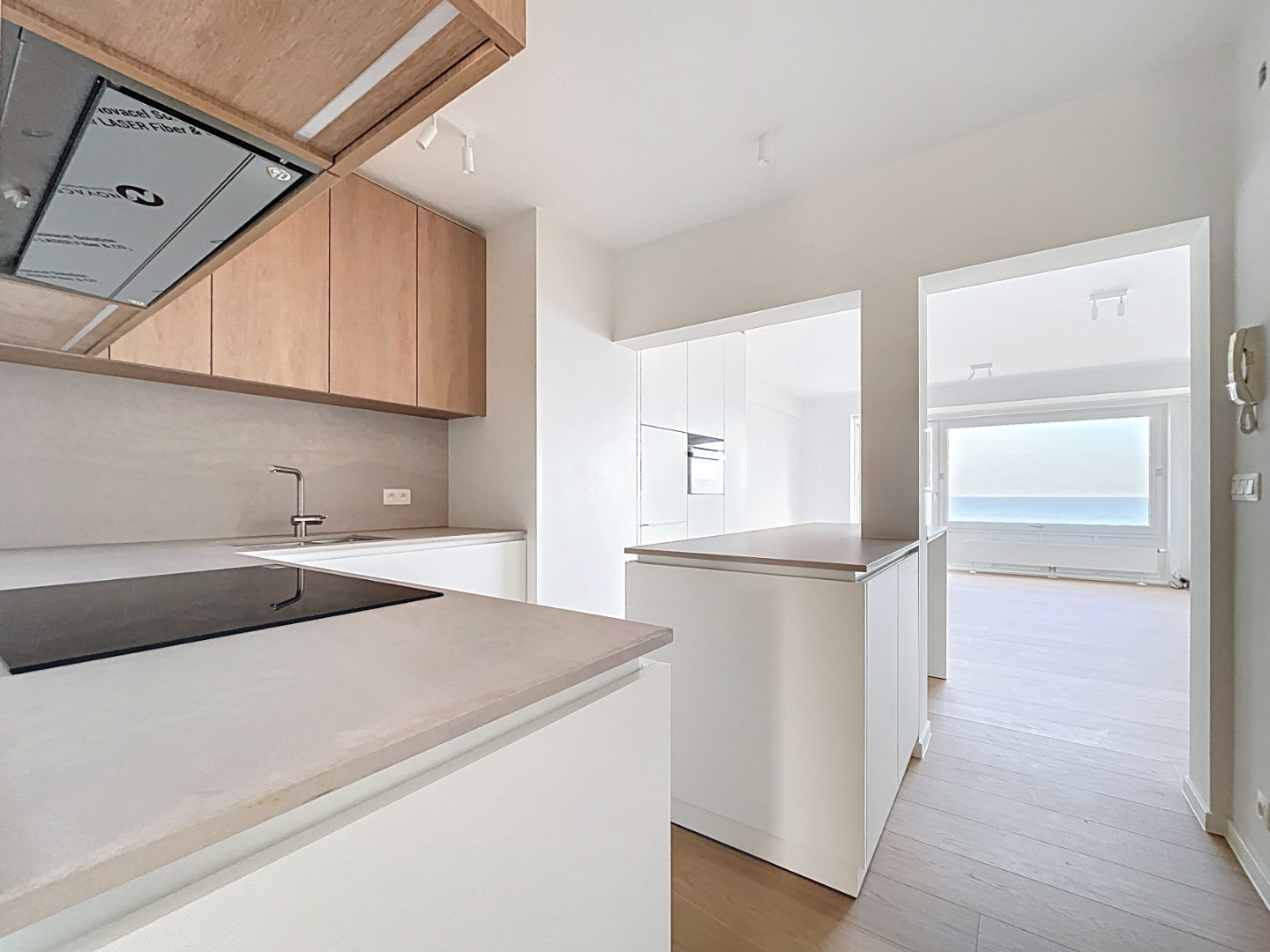 Appartement rénové deux chambres avec vue mer et situation centrale - photo 2