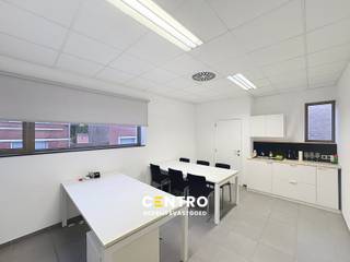 <strong>Volledig vernieuwd, klassevol ingericht en voorzien van gemeenschappelijke faciliteiten.  U kunt als huurder per direct aan de slag.</strong><br /><br /><strong>AFWERKING: </strong><br />Bevloering met keramische tegels - grote glaspartijen (veel lichtinval) - verlaagd plafond met ingewerkte AIRCO-modules en TL-lampen - aluminium schrijnwerk met dubbele beglazing.<br /><u>Algemeen</u>: Zeer degelijke afwerking! Smaakvol ingericht, PLUG &amp;PLAY!<br /><br /><strong>PRIJS = ALL-IN!!!</strong><br />- Maandelijkse huur<br />- Verbruik nutsvoorzieningen (water, elektriciteit, verwarming)<br />- Onroerende voorheffing<br />- Gebruik en onderhoud van de gemeenschappelijke ruimten (hallen, sanitair, volledig geïnstalleerde keuken/refer, ...)<br />- Gratis gebruik van de gemeenschappelijke eetplaats op verdieping met volledig geïnstalleerde keuken, tafel en stoelen.<br /> <br /><strong>NUTSVOORZIENINGEN: </strong><br />Stads -en regenwater - elektriciteit - telefonie/internet - AIRCO (warm/koud) - bekabeling voor netwerk.<br /><br /><strong>BESTEMMING:</strong><br />Handel, kantoor, diensten, vrij beroep, ...<br /><br /><strong>LIGGING:</strong> <br />Op zichtlocatie op de markt van Knesselare!   <br /> <br /><u>* Bijzonderheden:</u><br />- Voldoende parkeergelegenheid.<br />- Onmiddellijk beschikbaar.<br />- Huurprijs is inclusief alle kosten.<br />- Voordeel als huurder is een <strong>PERFECT overzicht op de werkelijke kostprijs, geen verrassingen achteraf.</strong><br />- Onze referentie: <strong>O0092-2</strong> op <strong>www.centro.be </strong>of contacteer ons via <strong>050/70.01.02</strong> voor meer info.<br /> 