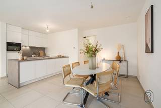 OUDENAARDE - Project Zwijndries<br /><br />TOPGELEGEN mooi afgewerkte NIEUWBOUWWONINGEN - 6% BTW mogelijk! Direct instapklaar en kwalitatief afgewerkt. Aangelegde omheinde TUIN en TERRAS, GARAGE, zonnepanelen. Indeling: inkom en traphal, toilet, gezellige grote lichtrijke leefruimte met open geïnstalleerde keuken, berging/wasplaats. Op de verdiepen bevinden zich maar liefst 3 slaapkamers en badkamer. <br /><br />TROEVEN: kwalitatieve afwerking, top orientatie. ENERGIEZUINIG: zonnepanelen en vloerverwarming, dubbele beglazing, conforme elektr., regenwater. <br /><br />Bezoek na afspraak met IMMO BEGUIN: guido@immobeguin.be