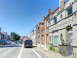 Deze woning werd gedeeltelijk vernieuwd, onder meer de elektriciteit en leidingen.Mits verdere afwerking is dit een zeer geschikte gezinswoning!De...