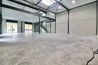 Nieuwbouw bedrijfsgebouw met verdieping van 400 m2 met 1 privatieve parkeerplaats voor 1.800 EUR/mnd excl BTW Ontdek uw nieuwe bedrijfslocatie...