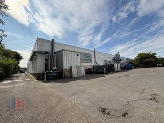 Entrepôt d’une superficie totale de 1.573 m² avec 544 m² de bureaux, implanté sur un terrain de 3.896 m², à vendre.Idéalement situé à seulement 2 km...