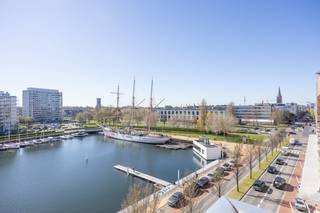 Welkom in dit instapklare appartement op de 6e verdieping van Residentie Mercator, met een prachtig uitzicht op de Mercator en de haven van Oostende. De ruime woonkamer met halfopen keuken biedt toegang tot een terras waar je kunt genieten van het uitzicht. Het appartement heeft drie volwaardige slaapkamers, waaronder een master bedroom met terras en ingebouwde dressing. Daarnaast is er een moderne badkamer met douche. Extra troeven zijn de berging in het appartement en de gemeenschappelijke fietsenberging in het gebouw. Perfect voor vaste woonst of vakantie. Plan snel uw bezoek in!