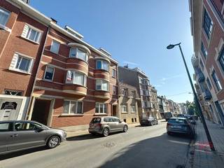 UCCLE : Proche du bois de la Cambre et de toutes commodités, bel appartement 1 chambre de +/- 60m² situé au 1er étage sans ascenseur. Il est...
