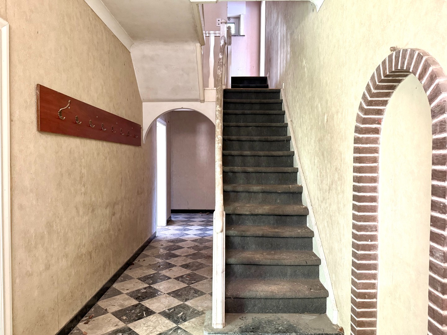 Kloeke, te renoveren woning met uitzonderlijk veel ruimte – 5 slaapkamers - photo 2