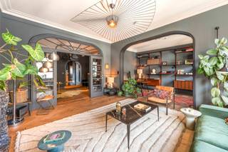 Appartement idéalement situé dans un immeuble de caractère, avec de hauts plafonds, plein d’authenticité, dans une rue calme.À proximité du parc...