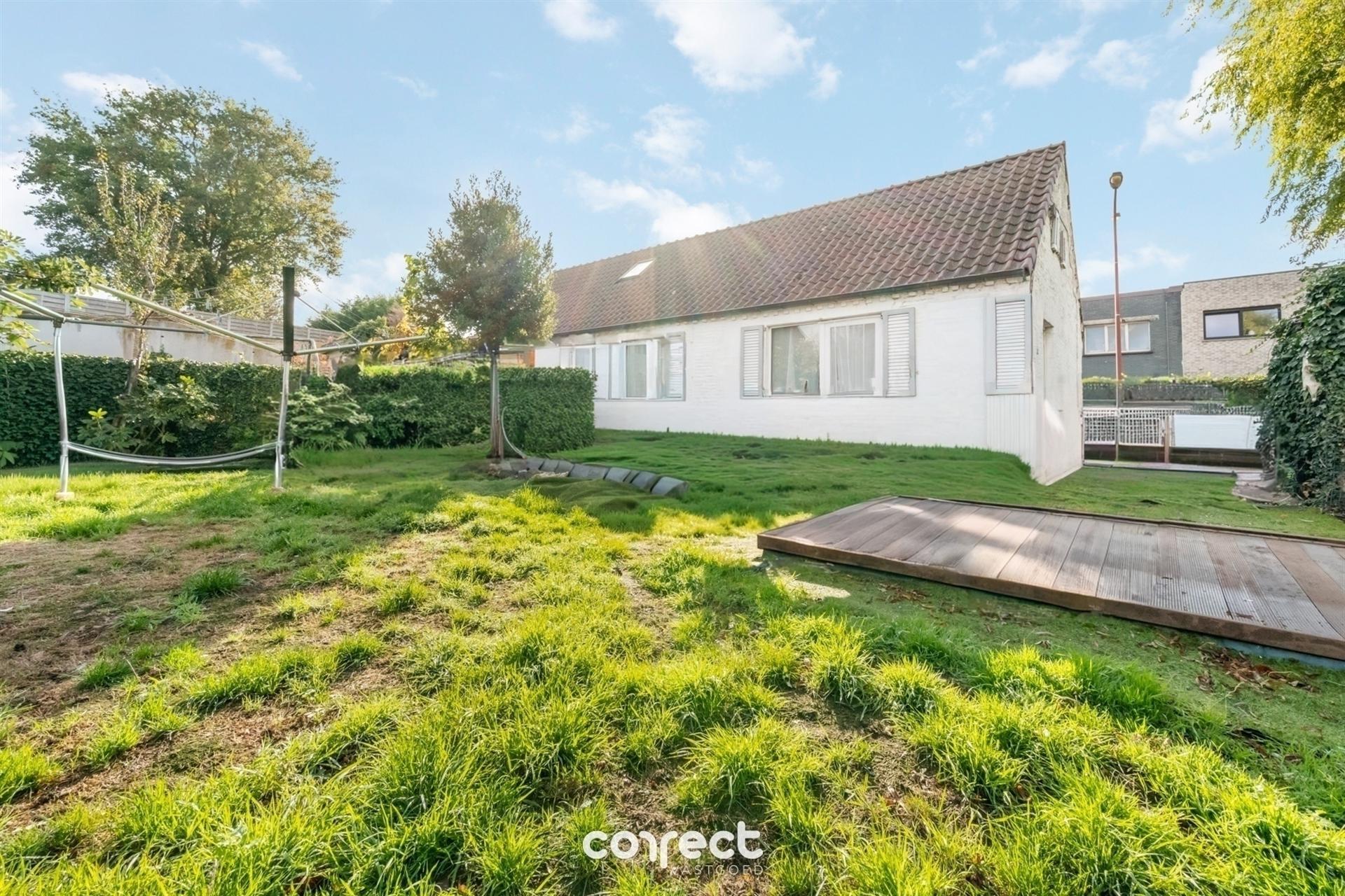 Centraal gelegen open bebouwing op ruim perceel en oprit. - foto 1