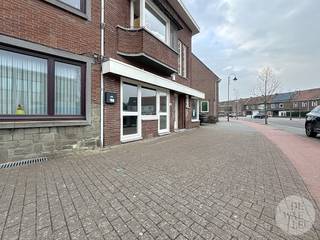 Deze handelsruimte van 114 m² is gelegen in het centrum van Maaseik. Het pand wordt verwarmd op stookolie en airco's. EPC: label F