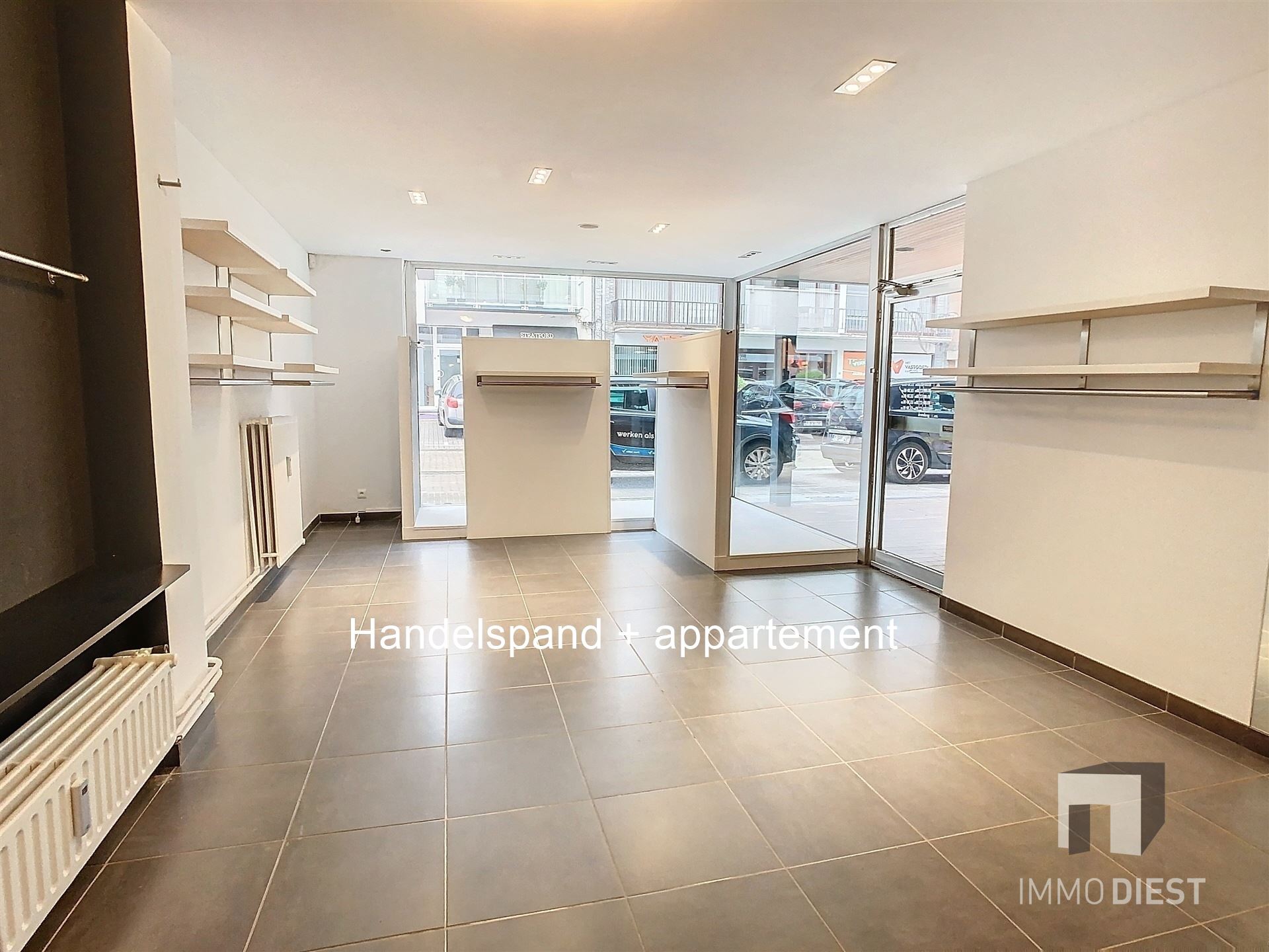 Handelsgelijkvloers met achterliggend appartement - foto 1