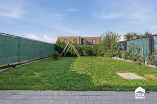 <h3>Moderne BEN-woning in Roeselare – ruimte, comfort &amp;amp; energiezuinig wonen!</h3>

<p>Ontdek deze <strong>moderne woning uit 2021</strong>, waar ruimte, comfort en energiezuinigheid mooi samenkomen. Dankzij het BEN-karakter geniet je van een energiezuinige woning die helemaal klaar is voor de toekomst. &amp;#127793;</p>

<p>De ruime en lichtrijke leefruimtes zorgen voor een aangename woonbeleving. ☀️ Met <strong>5 volwaardige slaapkamers</strong>, een extra zolderruimte en maar liefst <strong>195 m² bewoonbare oppervlakte</strong> biedt deze woning volop mogelijkheden voor het hele gezin, thuiswerk of hobby’s. &amp;#128104;‍&amp;#128105;‍&amp;#128103;‍&amp;#128102;</p>

<p>Ook technisch is de woning uitstekend uitgerust. Zo beschikt elke kamer over <strong>internetaansluiting</strong>, zijn er <strong>zonnepanelen</strong>, een <strong>ventilatiesysteem D</strong> en een <strong>alarmsysteem</strong> aanwezig. De aansluiting op het <strong>warmtenet</strong> zorgt bovendien voor een duurzame en toekomstgerichte woonoplossing. &amp;#127807;</p>

<p>Ook buiten is aan praktisch comfort gedacht. &amp;#128663; Er is een <strong>oprit met extra parkeergelegenheid</strong>.</p>

<p>De <strong>centrale en vlot bereikbare ligging</strong> is een extra troef. &amp;#128205; Winkels, scholen, <strong>apotheken, gezellige restaurants, speeltuintjes en een park</strong> bevinden zich in de nabije omgeving. Ook belangrijke verbindingswegen zijn vlot bereikbaar.</p>

<p>Een warme, moderne thuis waar <strong>ruimte, licht, comfort en energiezuinig wonen</strong> perfect samenkomen. ❤️&amp;#127969;</p>

<p><strong>Verkoop onder registratiestelsel, dus zonder btw.</strong> De buitenoverkapping is niet inbegrepen.</p>

<p>&amp;#128222; <strong>Interesse? Neem vrijblijvend contact met ons op en ontdek deze mooie woning zelf!</strong></p>

<p><strong>JOUW DROOMHUIS. ZO GEVONDEN! ✨</strong></p>