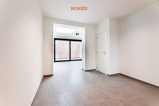 Wees welkom in deze recent gerenoveerde woning in hartje Leuven! Rustig gelegen doch dichtbij het bruisende centrum, is het zalig wonen. Je komt binnen in een aparte inkomhal met plaats voor een vestiaire. Deze hal leidt naar de open keuken die is uitgerust met alle nodige toestellen: inductiekookplaat, dampkap, oven, koelkast, vriezer en vaatwasser. Deze open ruimte vloeit voort in de ruime woonkamer, voorzien van grote raampartijen die bijdragen aan het ruimtelijk gevoel en zorgen voor veel lichtinval. Vanuit de leefruimte stap je uit op de zuidelijkgerichte koer / terras, waar u kunt genieten van de zon. In de leefruimte bevindt zich nog een afzonderlijke gang met toegang tot een apart toilet en een kelder voor extra bergruimte. Op de bovenverdieping vindt u een grote slaapkamer, een badkamer en een technische ruimte, die ook kan dienen als extra opbergruimte. De badkamer beschikt over een grote inloopdouche, dubbele wastafel en geeft toegang tot een tweede apart toilet. Nog een verdieping hoger bevindt zich de tweede en tevens grootste slaapkamer. Met zijn EPC-label A is deze woning zeer energiezuinig. Verder is er in elke ruimte airco voorzien voor zowel koeling in de zomer als verwarming in de winter. Bijkomende pluspunten zij de aanwezigheid van zonnepanelen en een warmtepomp. Kortom, een leuke opportuniteit om te wonen in de stad! Beschikbaar vanaf 01/08. Interesse? Aarzel niet ons te contacteren via info@homies.be.<br />