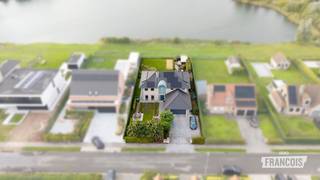 Deze prachtige alleenstaande villa is gelegen op een uitzonderlijk rustige en groene locatie in Zuienkerke, op een ruim perceel van maar liefst 900 m². De woning geniet van een bijzonder open en fenomenaal uitzicht over het omliggende groen en water. Dankzij de combinatie van ruimte, rust, comfort en een uitstekende bereikbaarheid vormt deze eigendom een ideale thuis voor wie landelijk wil wonen en toch een vlotte verbinding naar Brugge, Blankenberge en Knokke wenst.<br /><br />Bij het betreden van de woning komt u terecht in een ruime inkomhal met gastentoilet. Van hieruit bereikt u de lichtrijke leefruimte, voorzien van een gezellige open haard. Aansluitend bevindt zich de royale eetplaats met veranda die dankzij de grote raampartijen een prachtig zicht biedt op de tuin en het omliggende landschap.<br /><br />De leefruimte staat in directe verbinding met de open en volledig uitgeruste keuken. Ook hier zorgen de grote raampartijen voor een aangename hoeveelheid natuurlijk licht en een voortdurend zicht op het groen. Verder beschikt het gelijkvloers over een praktische wasplaats, een koele berging, een dubbele garage en toegang tot een eerste zolderruimte.<br /><br />Op de bovenverdieping bevinden zich drie volwaardige slaapkamers en een ruime masterbedroom met inloopdressing. Deze beschikt bovendien over een recent gerenoveerde badkamer. Daarnaast is er nog een tweede badkamer aanwezig, wat zorgt voor extra comfort voor het hele gezin.<br /><br />Een bijzonder interessante troef bevindt zich onder het dak. De volledig geïsoleerde en ruime zolder staat momenteel klaar om verder ingericht te worden en biedt tal van mogelijkheden. Zo kan deze ruimte perfect dienstdoen als prachtige hobbyruimte, professionele werk- of praktijkruimte, ontspanningsruimte of zelfs als extra slaapkamer. Hierdoor beschikt de woning over een mooie uitbreidingsmogelijkheid die volledig kan worden afgestemd op uw persoonlijke woon- of werkbehoeften.<br /><br />Ook buiten biedt deze villa heel wat troeven. De fraai aangelegde tuin geniet van een uitzonderlijk open zicht en beschikt over een ruim zonneterras, een gezellige pergola, een praktische tuinberging en zelfs een eigen petanquebaan. Het geheel vormt een bijzonder aangename buitenomgeving waar u in alle rust kunt genieten van de groene omgeving.<br /><br />Ook op technisch vlak is de woning voorzien van verschillende hedendaagse comfortelementen. Zo beschikt de villa over een ventilatiesysteem, 21 zonnepanelen, twee thuisbatterijen, een elektrische laadpaal en een regenwaterput van 7.000 liter. Daarnaast is de elektriciteitsinstallatie conform en beschikt de woning over een private oprit met ruime parkeermogelijkheid.<br /><br />Dankzij de uitzonderlijke ligging, het ruime perceel, de vier volwaardige slaapkamers en de extra mogelijkheden van de zolder is deze villa een bijzonder veelzijdige eigendom. Een woning voor wie op zoek is naar ruimte, privacy en rust, gecombineerd met een prachtig uitzicht en een vlotte bereikbaarheid.<br /><br />Een unieke villa waar ruimte, comfort en een uitzonderlijke groene omgeving samenkomen.<br /><br />Bel vandaag nog om een bezoek in te plannen en ontdek zelf de ruimte, rust en het uitzonderlijke uitzicht van deze prachtige villa te Zuienkerke.<br /><br />