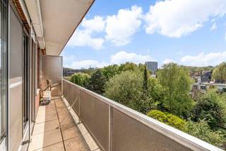 <p>Rustig gelegen binnen de ring van Leuven ligt op de 4de verdieping dit ruime 2-slaapkamerappartement met zuid-gericht terras.<br />Het appartement bevindt zich op de 4de verdieping en heeft een grote leefruimte met toegang tot de keuken en het zonnig, zuid-gericht terras.<br /><br /><br />Verder beschikt het appartement over een badkamer met douche, apart toilet en 2 ruime slaapkamers. Beide gelegen aan de rustige achterzijde van het gebouw. In de kelder bevindt zich de private berging.<br /><br /><br />Tevens is het verplicht om een afgesloten garagebox achter het gebouw bij te huren voor 100€/maand.<br />Maandelijkse provisie: 170€/maand (gemeenschappelijke kosten, voorschot op verbruik water en gas). Elektriciteit via individuele meter.<br /><br /><br />Troeven:<br />- ruim appartement met praktische indeling<br />- zuid gericht terras<br />- 2 grote slaapkamers<br />- apart toilet<br />- private kelderberging<br />- Verplicht om garagebox bij te huren (100€/maand)<br />- Onmiddellijk beschikbaar</p>