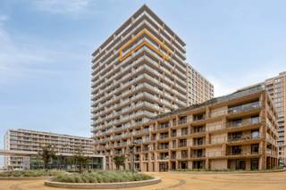 <p>Geniet van uw oude dag in alle comfort, rust en gezelligheid in de moderne residentie O'Sea Beach te Oostende, een recent gebouw uit 2022!</p>
<p>Deze prachtige assistentiewoning op de 14e verdieping verkeert in absolute topstaat. Het appartement werd recent volledig herschilderd en de parketvloer werd beschermd met stijlvolle vinyltegels.</p>
<p>De lichtrijke leefruimte met open keuken biedt toegang tot het ruime, zuidgerichte terras. Hier geniet u van een adembenemend open zicht over het hinterland en een prachtig zijdelings zeezicht. Een absolute meerwaarde!</p>
<p>Verder beschikt het appartement over een ruime slaapkamer, een praktisch ingerichte badkamer, een centrale hal en een handige berging naast de keuken.</p>
<p>Zelfstandig en zorgeloos wonen in een warme seniorengemeenschap! De residentie beschikt over een gemeenschappelijk dakterras, een gezellige ontmoetingsruimte en een afvallokaal. Regelmatig worden activiteiten georganiseerd, ideaal om sociale contacten te onderhouden. Bovendien is er meerdere keren per week een woonassistent aanwezig voor begeleiding en ondersteuning.</p>
<p>Een unieke kans om te genieten van uw oude dag in een recente residentie, met alle comfort, sociale verbondenheid en een fenomenaal uitzicht!</p>