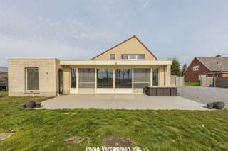 Knap gerenoveerde eengezinswoning op een fantastische achterin gelegen locatie met zicht op weilanden te Putte. De woning werd tussen 2015 en 2019...