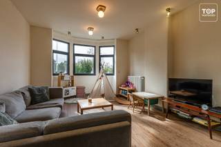 <p>Deze charmante vrijstaande woning combineert op een bijzonder geslaagde manier authentieke elementen, hedendaags comfort en een duurzame levensvisie. <br /><br />De woning werd met veel zorg en respect voor haar oorspronkelijke karakter volledig gerenoveerd, waarbij prachtige rustieke vloeren en deuren, echt parket en natuurlijke leemafwerkingen zorgen voor een warme, rustgevende en unieke sfeer.</p>
<p>Ook op het vlak van comfort werd aan alles gedacht. <br /><br />De woning beschikt over drie slaapkamers, airconditioning in de belangrijkste leefruimtes en een volledige onderkeldering die bijzonder veel praktische mogelijkheden biedt.</p>
<p>Buiten geniet u van een prachtige, groene tuin met optimale privacy, die uitsluitend werd aangelegd met inheemse planten, een natuurlijke oase waar biodiversiteit, rust en harmonie centraal staan.</p>
<p>Dankzij de bijzonder toegankelijke ligging en vlotte bereikbaarheid geniet u hier van een ideale combinatie van rustig wonen en een uitstekende verbinding met de omgeving.</p>
<p>Een karaktervolle en instapklare woning voor wie houdt van authenticiteit, natuur en duurzaam wooncomfort!</p>
<p>Contacteer Top Vastgoed op 0475 700 700 en ontdek zelf de bijzondere charme van deze woning.</p>
